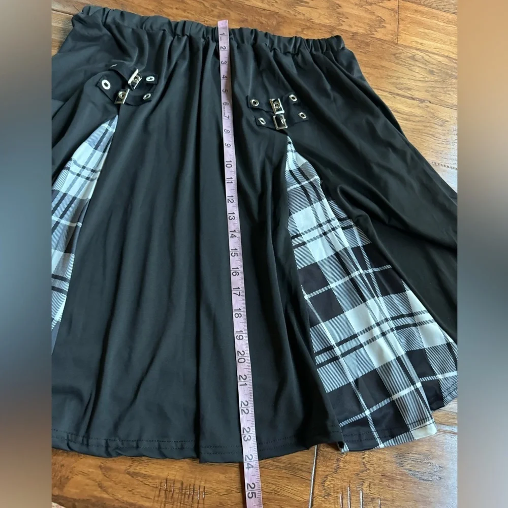 Black Pleated Style Buckle‎ Skirt - Picture 7 of 8